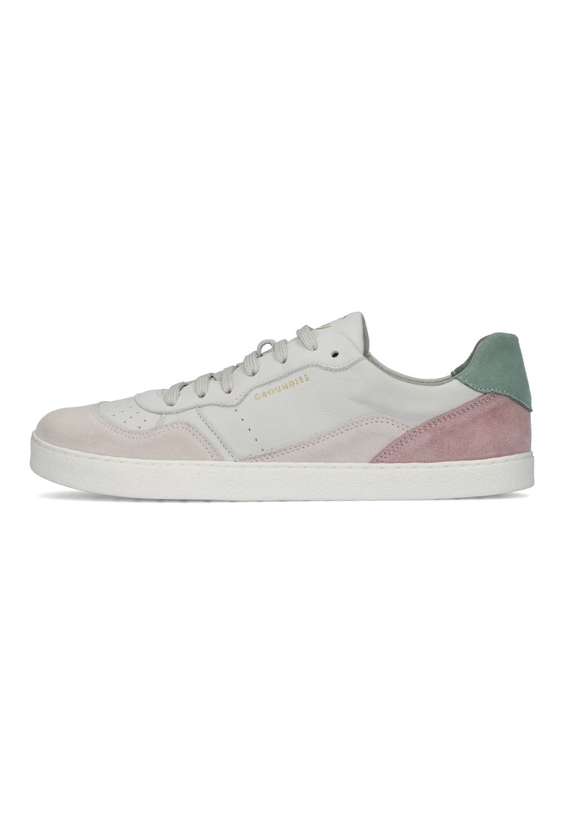 Sneakers grigie chiare realizzate in suede e pelle. Presentano una suola in gomma bianca, dettagli in rosa e verde, e lacci tonali.