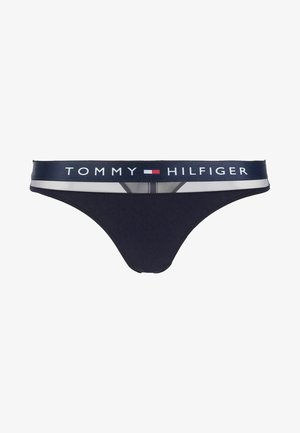 Tanga azul marino con cinturilla elástica en contraste que incluye el logotipo "TOMMY HILFIGER"; tela suave con un diseño de cobertura mínima.