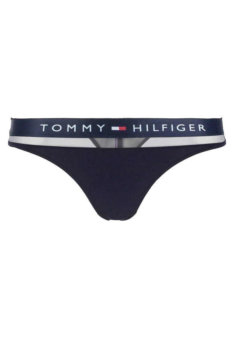 Tanga azul marino con cinturilla elástica en contraste que incluye el logotipo "TOMMY HILFIGER"; tela suave con un diseño de cobertura mínima.
