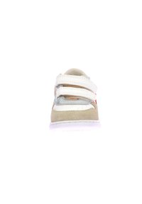 Basket avec une tige synthétique blanche, accents en daim gris clair, doubles sangles Velcro, bout rond et semelle en caoutchouc blanc texturé.