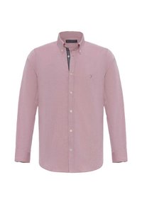Camisa de manga larga de color rosa claro con cuello abotonado, presenta botones blancos, una textura sutil y un logo en la parte izquierda del pecho.