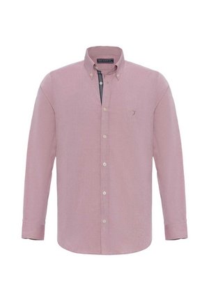 Camisa de manga larga de color rosa claro con cuello abotonado, presenta botones blancos, una textura sutil y un logo en la parte izquierda del pecho.