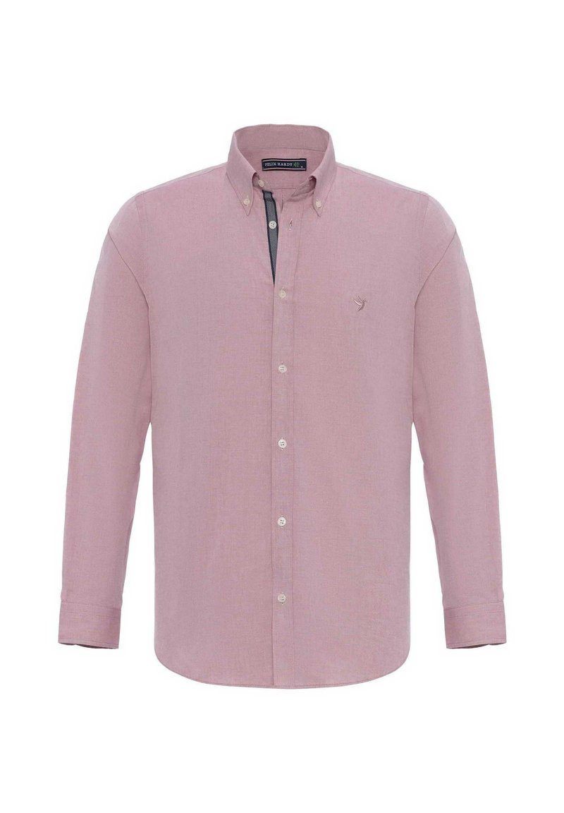 Camisa de manga larga de color rosa claro con cuello abotonado, presenta botones blancos, una textura sutil y un logo en la parte izquierda del pecho.