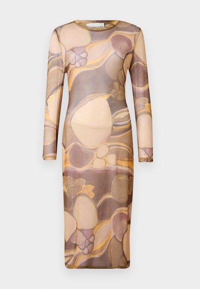 Rochie cu mânecă lungă, ajustată, dintr-un material subțire și transparent, având un model abstract în nuanțe de bej, maro și auriu.