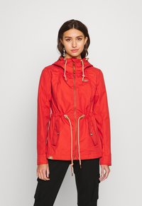 Röd lättviktsjacka med dragsko i midjan, två framfickor, guldaccenter och huva. Slät textur med dragkedja.