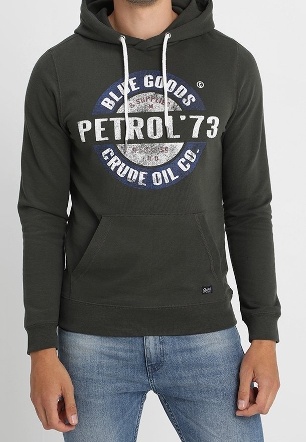 Sudadera con capucha de color verde oscuro hecha de mezcla de algodón, con bolsillo frontal, cordones blancos y un diseño gráfico redondo con texto en azul y blanco.