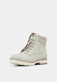 Stivaletto alla caviglia in suede grigio chiaro con colletto imbottito, punta tonda, suola in gomma beige e discreto dettaglio con logo sul lato, con occhielli in metallo.