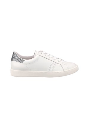 Sneaker bianca in pelle con accento di glitter argentato sul tallone, lacci piatti e dettagli perforati sottili sui lati. Suola in gomma.