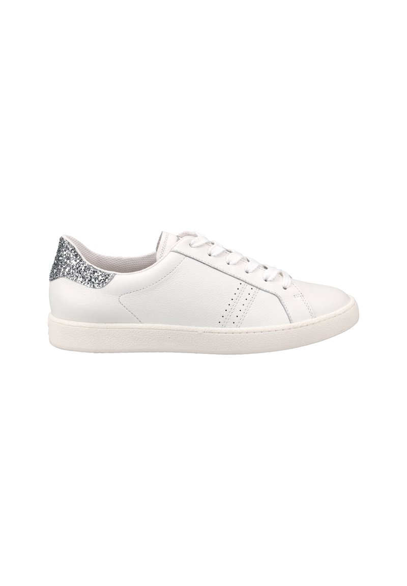 Witte leren sneaker met zilveren glitteraccent op de hak, platte veters en subtiele geperforeerde details aan de zijkant. Rubberen zool.