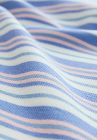 Tissu doux avec des rayures horizontales en bleu, rose, blanc et bleu clair, présenté en gros plan avec des plis légers.