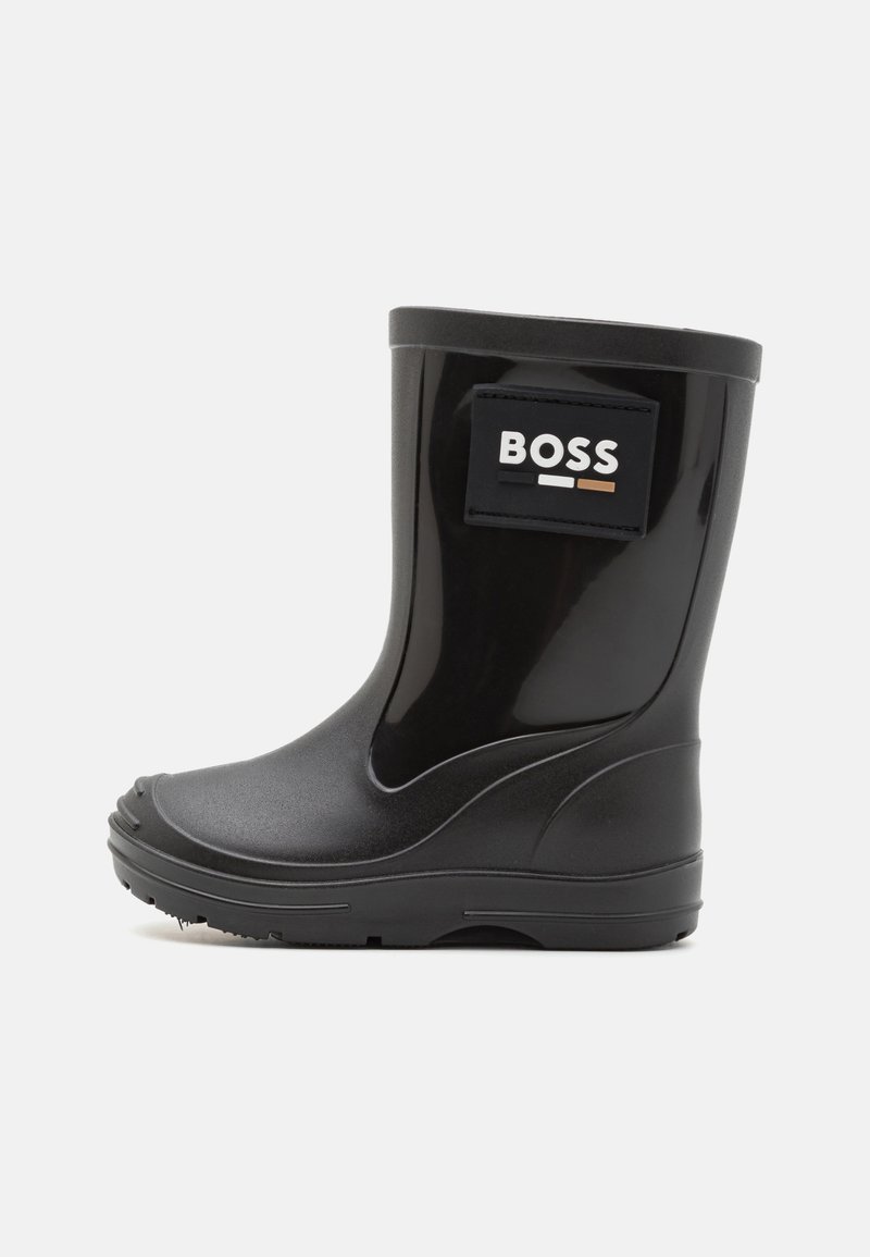 Bota de lluvia de goma negra con un diseño elegante, que presenta una superficie texturizada, una punta redondeada y un prominente parche del logo "BOSS" en el lado.