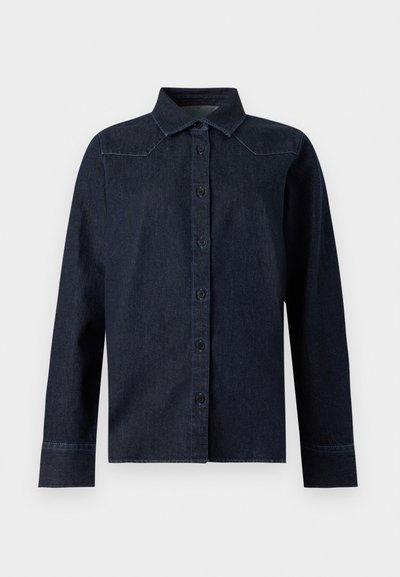 Chemise en denim bleu foncé à manches longues, boutonnée sur le devant, col pointu, avec des détails de couture simples aux épaules et aux poignets.