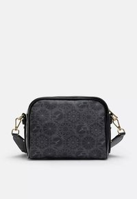 Musta nahkainen olkalaukku, jossa on kohokuvioitu geometrinen kuviointi, kultasävyiset yksityiskohdat ja irrotettava hihna. Suorakulmainen muotoilu, jossa on sileä pinta.