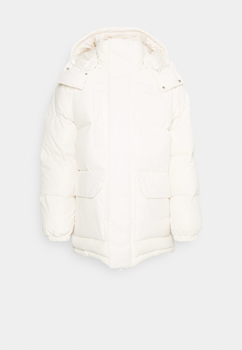 Veste blanche rembourrée avec un col montant, fermeture éclair à l'avant, deux grandes poches avant et des poignets élastiques. Dispose d'une capuche amovible et d'une texture lisse.