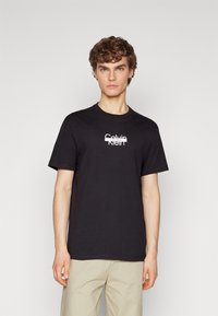 Calvin Klein CUT THROUGH LOGO - Apdrukāts T-krekls - black