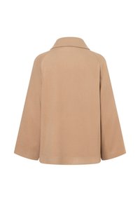 Beige oversized jas met een hoge kraag, brede mouwen en een gladde, gestructureerde afwerking. Geen zichtbare hardware of patronen.