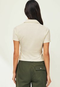 Next REGULAR FIT mleczny