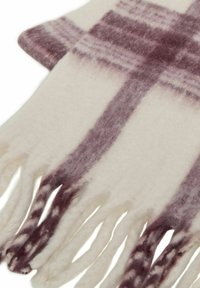 Bufanda cálida de lana en un patrón de cuadros crema y burdeos. Presenta una textura suave, bordes con flecos y un contraste de color distintivo en el diseño.