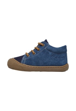 Scarpe di camoscio blu con lacci marroni e suole di gomma, caratterizzate da una punta arrotondata e accenti di materiale a contrasto sui lati.