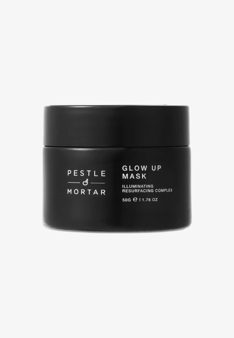Schwarzes rundes Glas mit Schraubverschluss; beschriftet mit "Pestle & Mortar Glow Up Mask" in weißem Text, versehen mit Produktdetails und Gewicht.