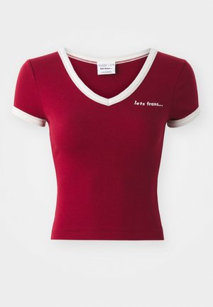 Rød bomulds T-shirt med korte ærmer, V-hals, hvid kant og broderet tekst "iets frans..." på brystet.