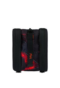 Borsa nera in tessuto con superficie testurizzata, caratterizzata da dettagli rossi e chiusura con zip. Due spallacci verticali imbottiti sui lati per un facile trasporto.