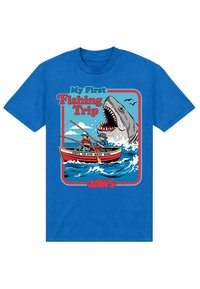 Maglietta di cotone blu con una grafica di due pescatori in barca, uno squalo che salta fuori dall'acqua e la scritta "Il mio primo viaggio di pesca."