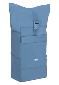 Kék, cipzáras hátizsák, minimalista dizájnnal, tartós anyagból készült, műanyag csattal és elülső zsebbel a tárolásért.