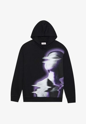 Mustaga kapuutsiga juba, millel on suur, moonutatud graafika lillade ja valgete toonidega. Omab eesmist taskut ja soonikkoes mansette.