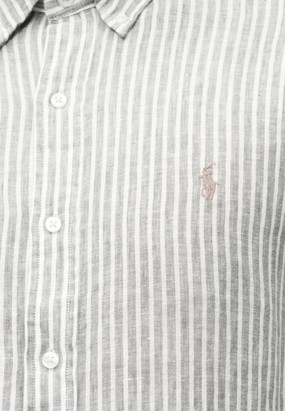 Γκρι και άσπρο κάθετα ριγωτό πουκάμισο με κουμπιά και μικρό κεντημένο λογότυπο αλόγου και αναβάτη στο στήθος.