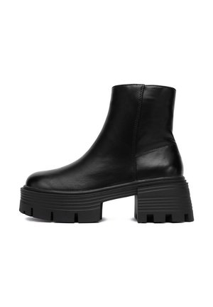 Botas de cuero negro hasta el tobillo con una suela de plataforma gruesa, que presentan un acabado suave y acentos estriados en la suela para mayor agarre.