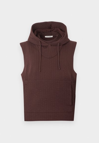 Mouwloze bruine hoodie met textuur, voorzien van een voorzak en verstelbare trekkoorden aan de capuchon, plat uitgespreid op een witte achtergrond.