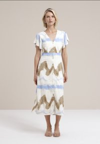 Abito midi con bottoni in un motivo tie-dye che presenta colori blu, marrone e bianco. Maniche corte con rouches e una scollatura a V che valorizza la figura.