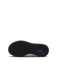 Korvpallijalats, millel on tekstuuriga must kummist tald, sinise Jumpman logo ja valge ülemine osa kontrasti ja toe jaoks.