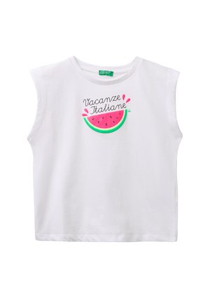 T-shirt blanc sans manches avec un motif coloré de tranche de pastèque et le texte « Vacanze Italiane » imprimé au-dessus du fruit sur la poitrine.