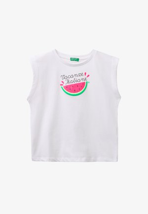 Biała koszulka bez rękawów z kolorową grafiką plastra arbuza i napisem „Vacanze Italiane” nadrukowanym nad owocem na piersi.