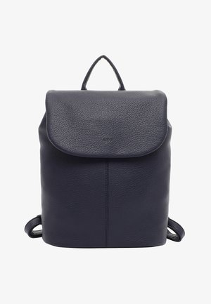 Donker marineblauwe leren rugzak met een afgeronde klep, textuur oppervlak, een handvat aan de bovenkant en verstelbare schouderbanden. Subtiele branding aan de voorkant.