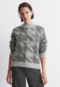 Pulover gri cu model, cu gât rotund și manșete structurate. Fabricat dintr-un material moale, texturat, având un design geometric în nuanțe de gri.