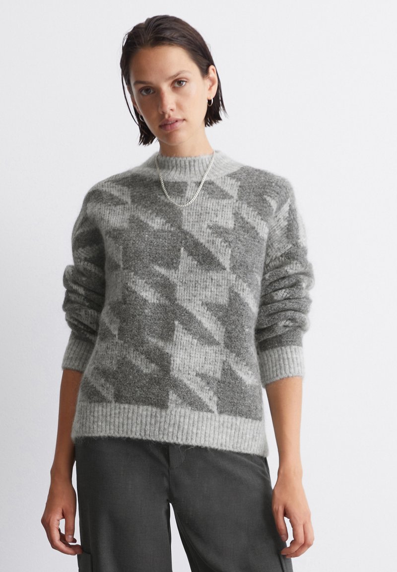 Pulover gri cu model, cu gât rotund și manșete structurate. Fabricat dintr-un material moale, texturat, având un design geometric în nuanțe de gri.