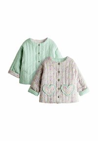 Kaks väikese lapse jope, üks roheline ruuduline, millel on nööbid, teine lillemustriline tikandiga, südamekujuliste taskute ja roheliste ruuduliste varrukakujude jaotusega.