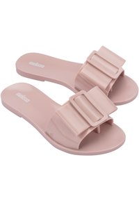 Sandali in gel rosa con una larga fascia e due grandi fibbie rettangolari. Superficie liscia, design minimalista e suola piatta.