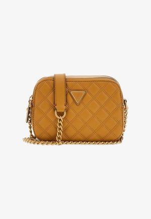 Brun quiltet læder crossbody taske med guldkæde strop og trekantet metal logo plade, lynlåslukning øverst.