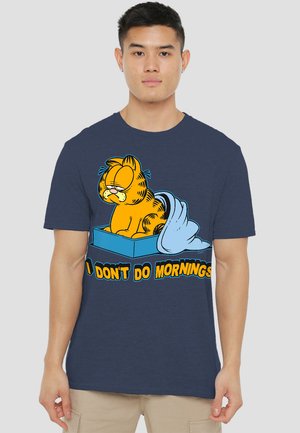 Navy-T-Shirt mit einer Illustration einer Cartoon-Katze in einem Bett mit einer hellblauen Decke und dem Text "ICH MAG KEINE MORGENE" in fettem Orange.