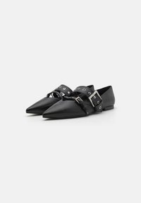 Pantofi negri cu vârf ascuțit, din piele netedă, cu o curea largă cu detalii din metal argintiu și orificii, având un design minimalist.