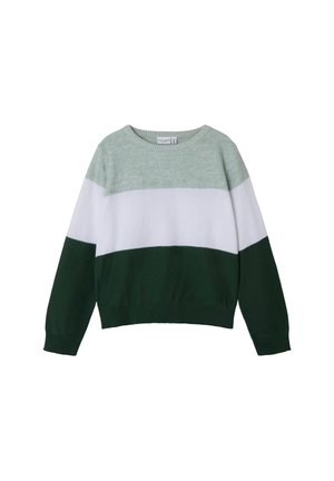 Grüner und weiß gestreifter Strickpullover mit Rundhalsausschnitt, der drei horizontale Farbblöcke aufweist: hellgrün, weiß und dunkelgrün.