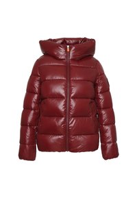 Giacca a vento rossa con finitura lucida, dotata di colletto alto e zip frontale. Il design include imbottitura segmentata e cappuccio staccabile.