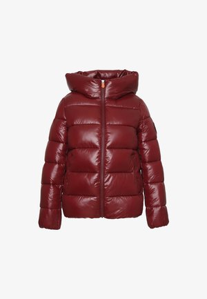 Giacca a vento rossa con finitura lucida, dotata di colletto alto e zip frontale. Il design include imbottitura segmentata e cappuccio staccabile.