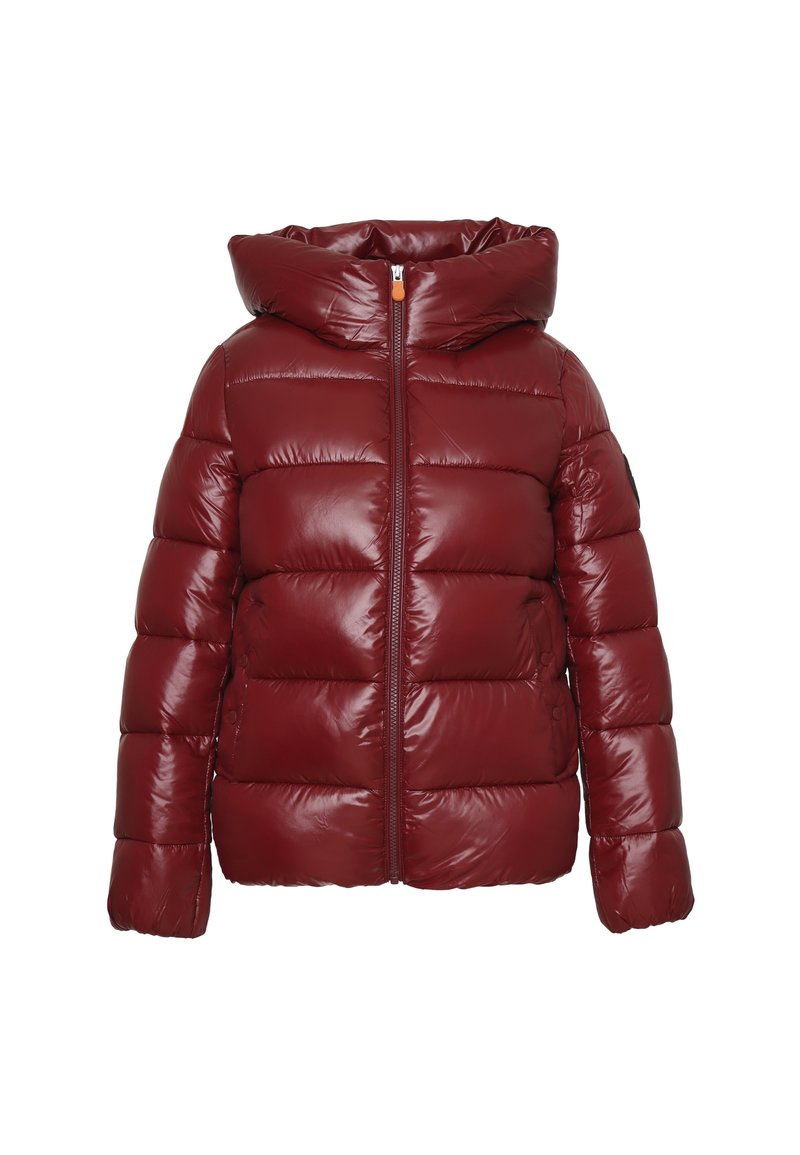 Giacca a vento rossa con finitura lucida, dotata di colletto alto e zip frontale. Il design include imbottitura segmentata e cappuccio staccabile.