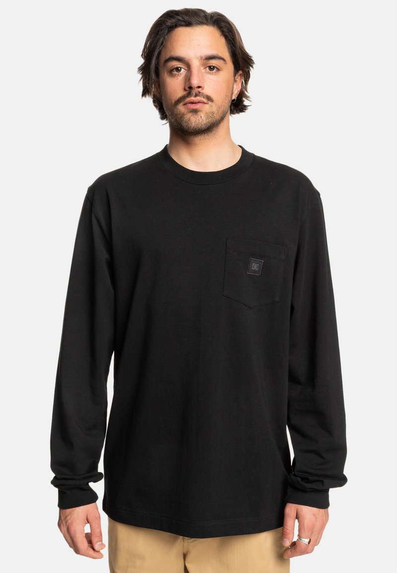 Černé tričko s dlouhým rukávem vyrobené z bavlny, s přední kapsou a nášivkou loga. Jednoduchý design s vroubkovaným výstřihem a manžetami.