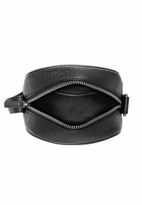 Czarna skórzana torba o zaokrąglonym kształcie, z zamknięciem na górze na zamek błyskawiczny i teksturowaną powierzchnią. Wnętrze jest gładkie i niezstrukturalizowane.